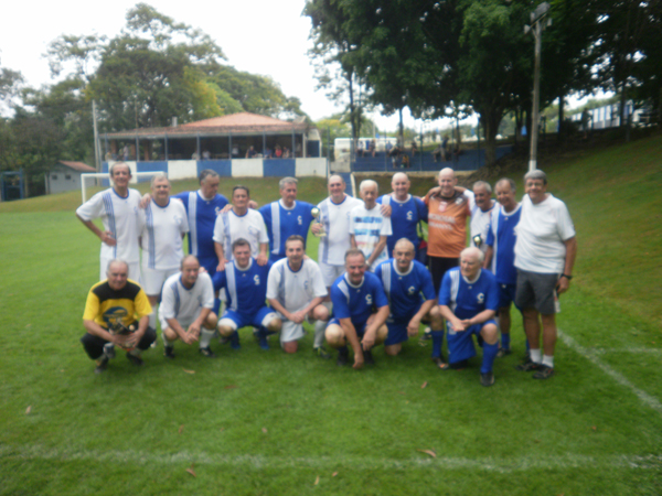 Jogo festivo do futebol seniores