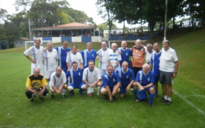 Jogo festivo do futebol seniores