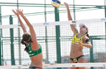 Torneio de voleibol na areia entre duplas femininas