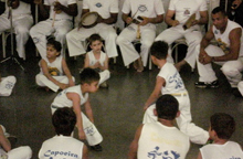 Graduação e troca de cordões dos alunos da capoeira no clube de campo