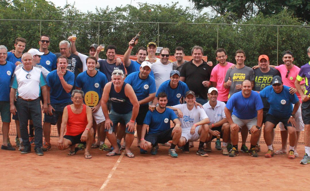 Capivari Clube promove torneio de tênis de campo (raquetinha)