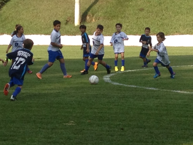 Escolinha de Futebol fez apresentação no ”dente de leite”