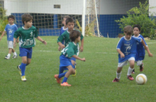 Equipes da Escola de Esportes jogam no sintético do Placar