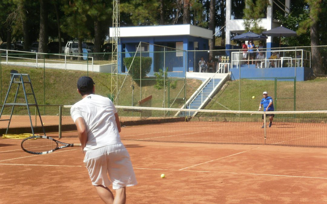 Torneios de tênis de campo no mês de aniversário do clube