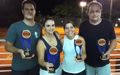 Torneio interno de raquetinha entre duplas mistas