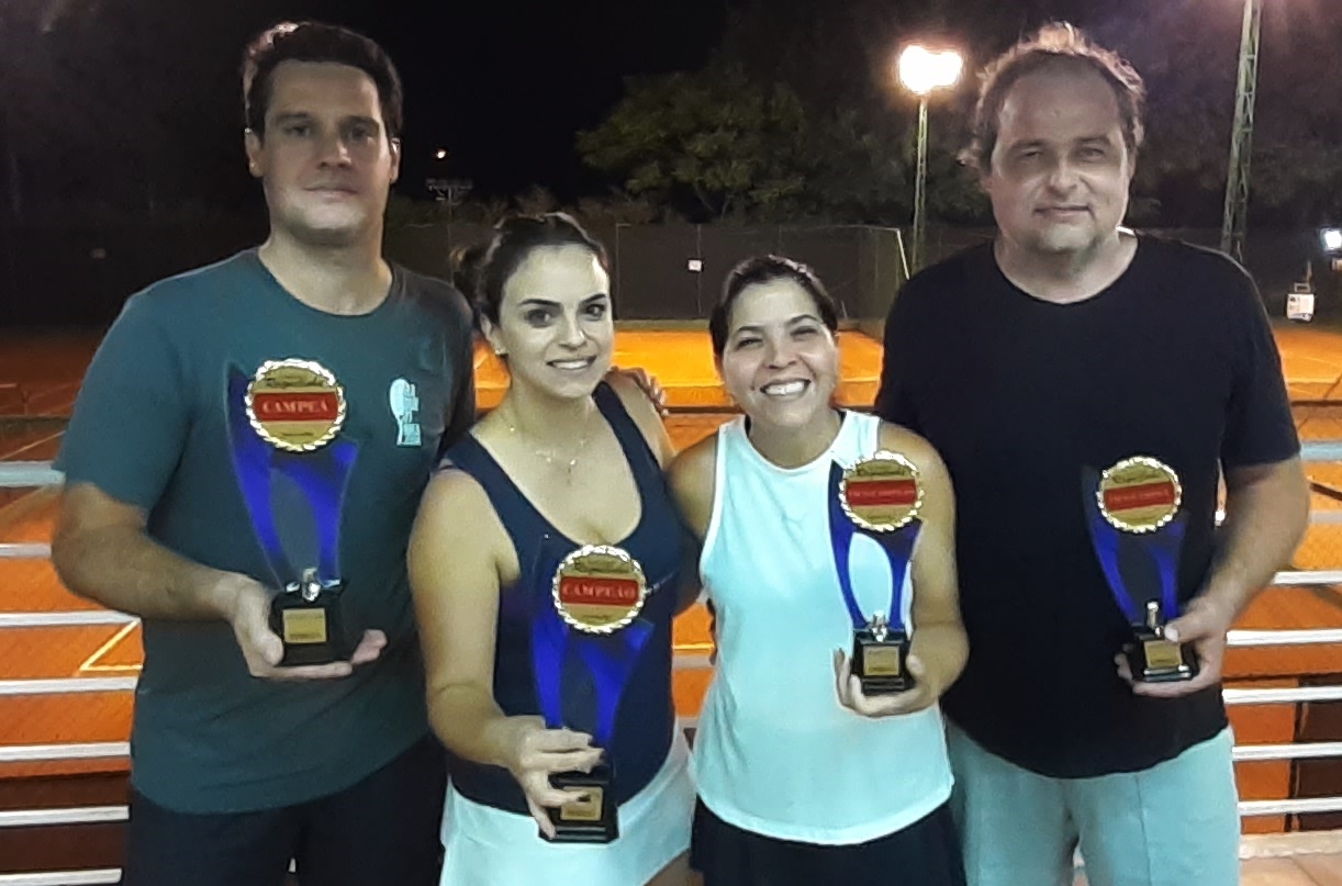 Torneio interno de raquetinha entre duplas mistas