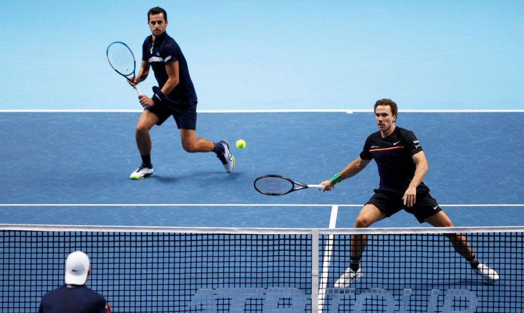 Torneios internos de tênis de campo, em duplas